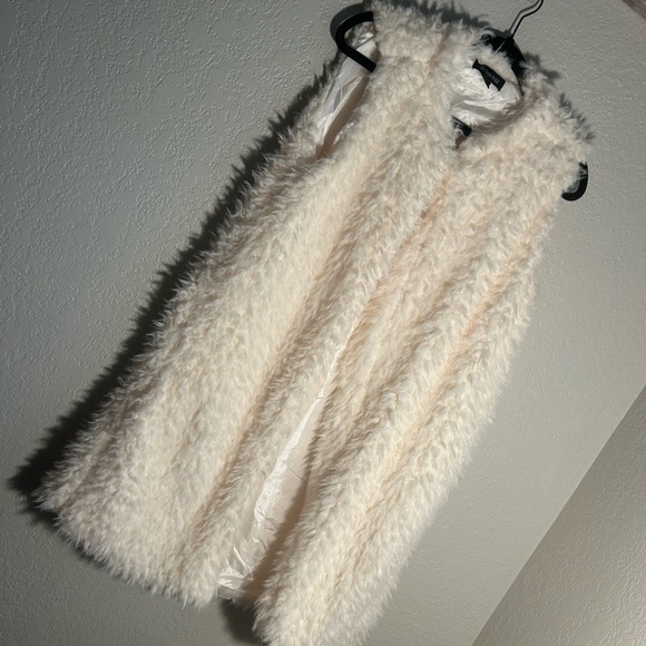 De’ Rotchild White Faux Fur Long Sleeveless Vest Size Large - Picture 2 of 5